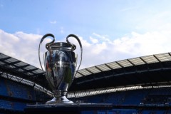 球队逆境逆袭：哈兰德助阵曼联之战，全队齐心力破颓势